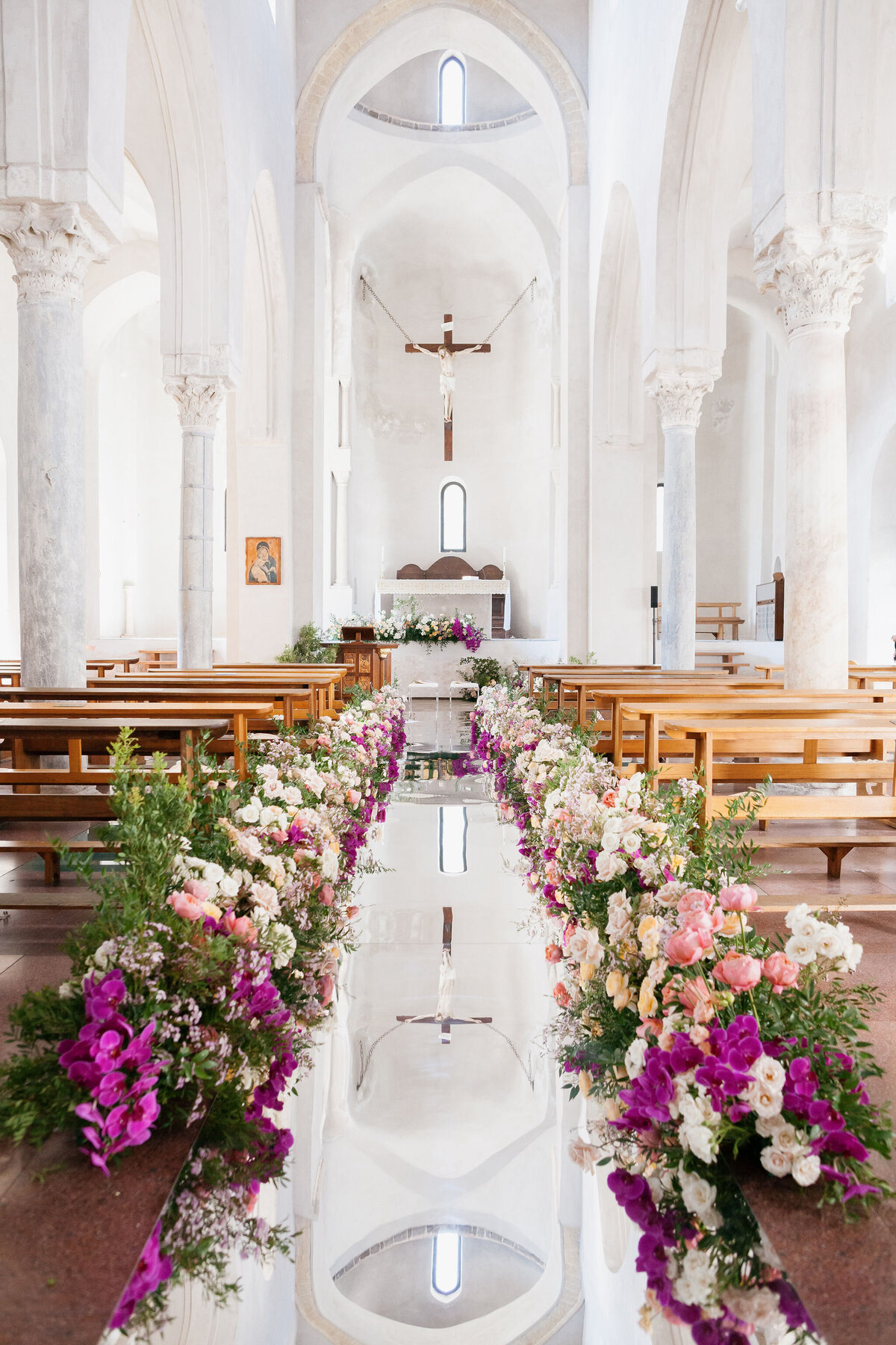Mirrored aisle for luxury wedding in italy