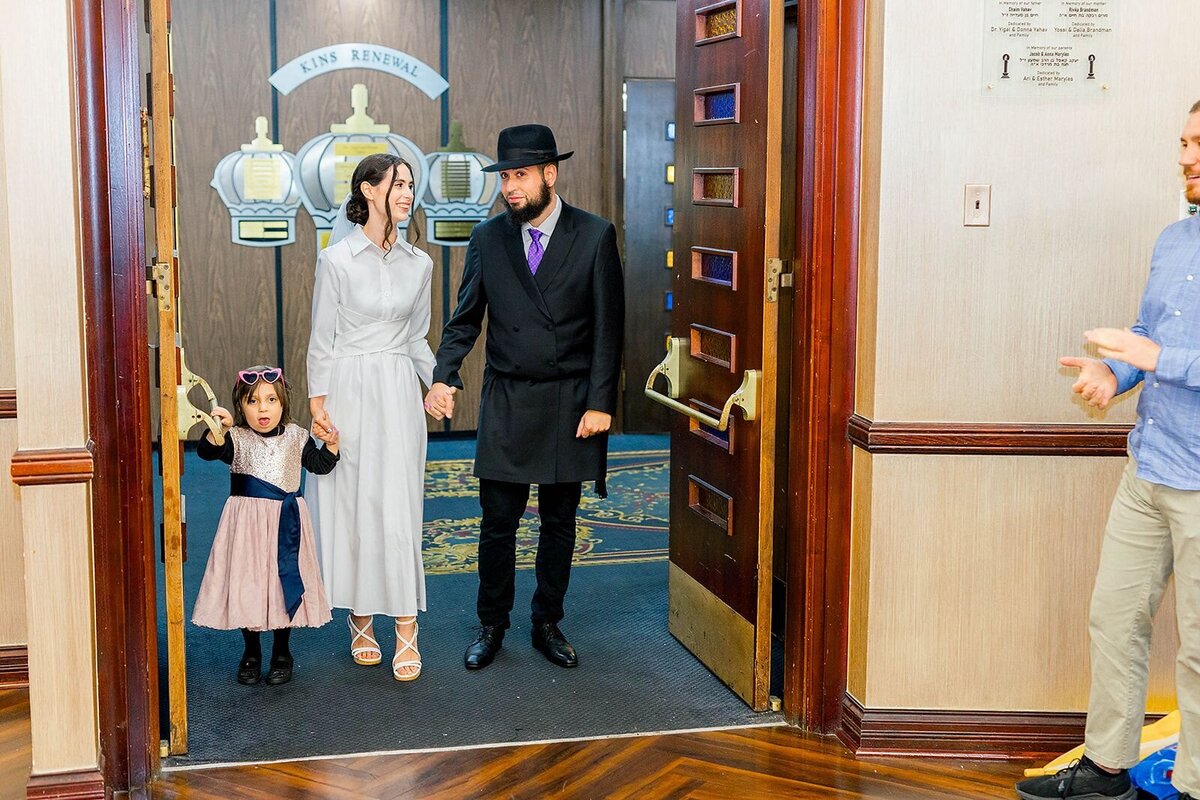Eliana-Melmed-Photography-Chicago-LosAngeles-Jewish-WeddingPhotographer-CarmiKalman-WomensDancing-00007