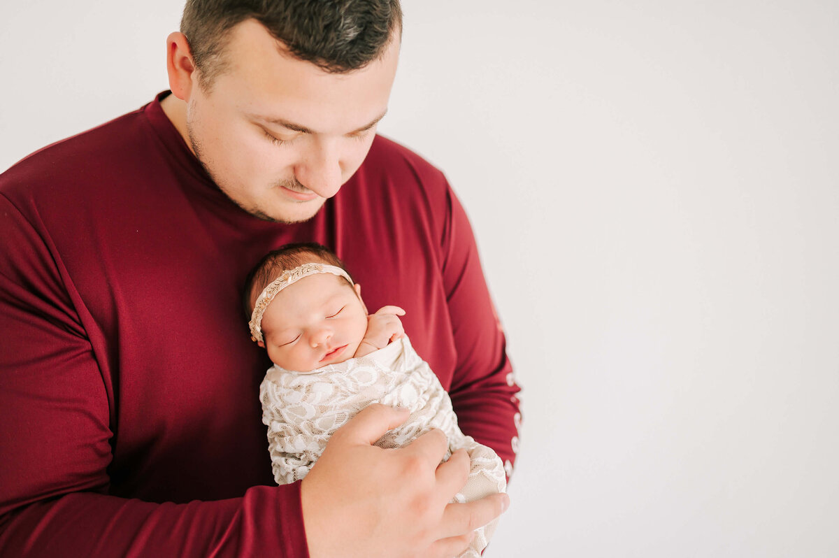 Springfield MO newborn photographer Jessica Kennedy of The XO Photography of dad holding sleeping newborn on chest