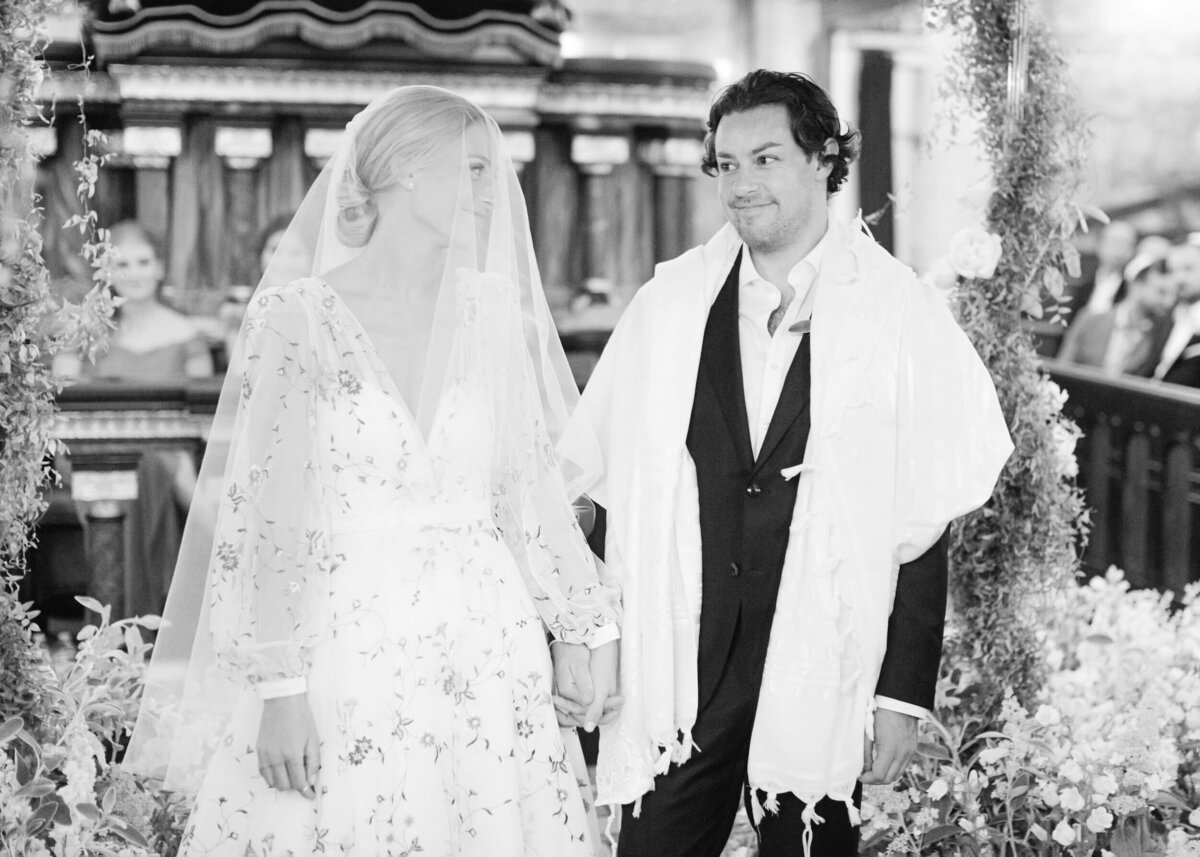 chloe-winstanley-weddings-jewish-ceremony-chuppah-bride-groom-black-white