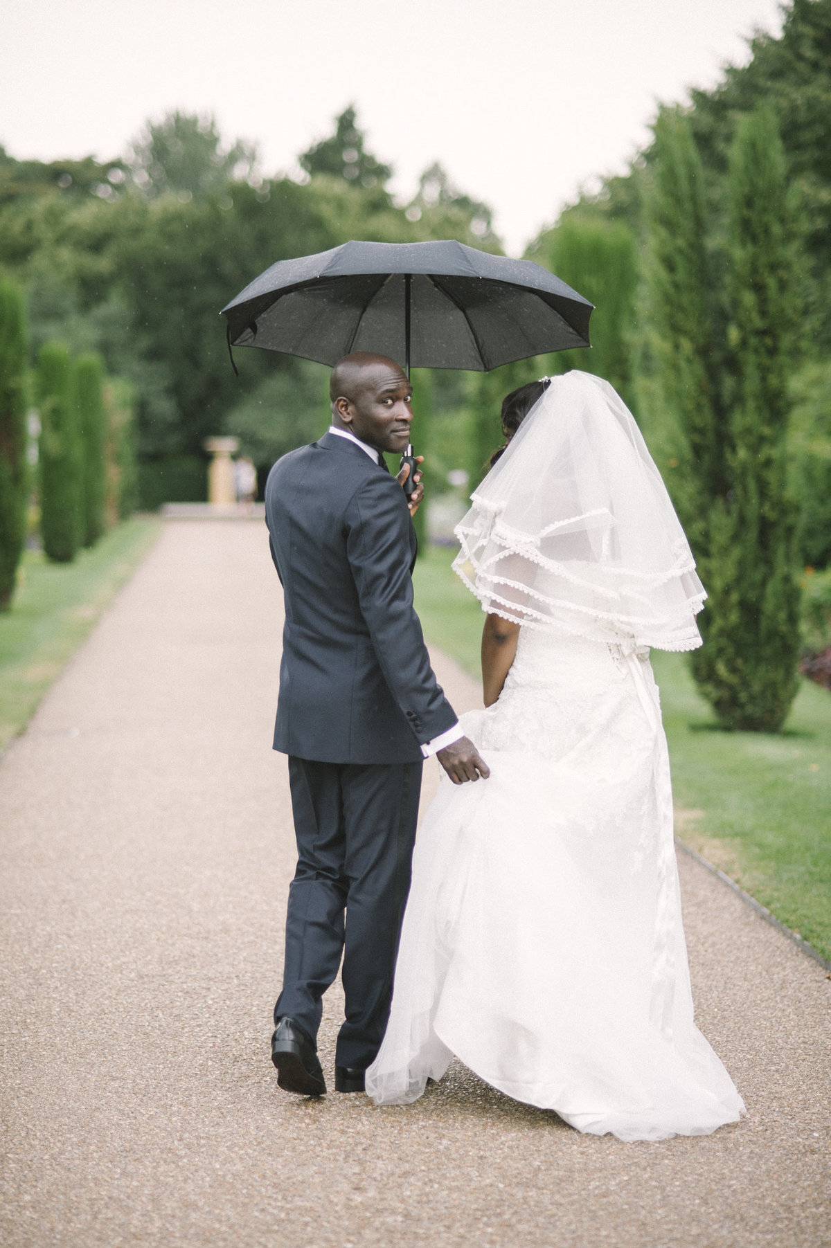bride and groom rainy wedding london
