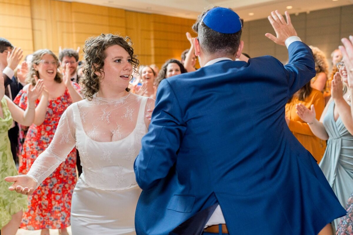 Eliana-Melmed-Photography-Chicago-LosAngeles-Jewish-WeddingPhotography-ShulaNoah-Simcha-Dancing-00101