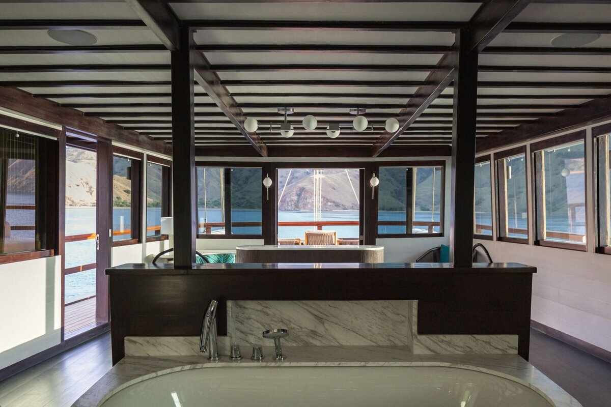 Vela Luxury Yacht Charter Indonesia Bridge Deck - Owner_s Suite - Room (13 of 16) - IMG_6792