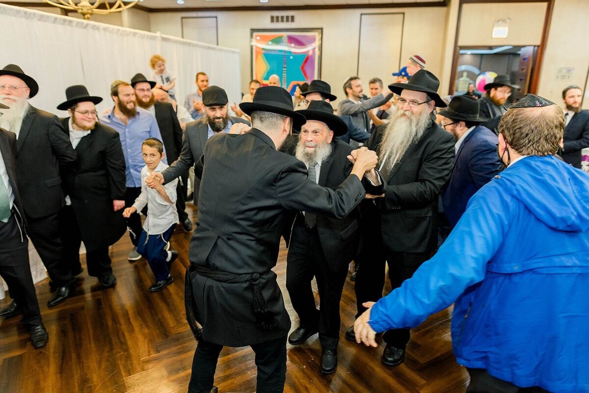 Eliana-Melmed-Photography-Chicago-LosAngeles-Jewish-WeddingPhotographer-CarmiKalman-MensDancing-00039