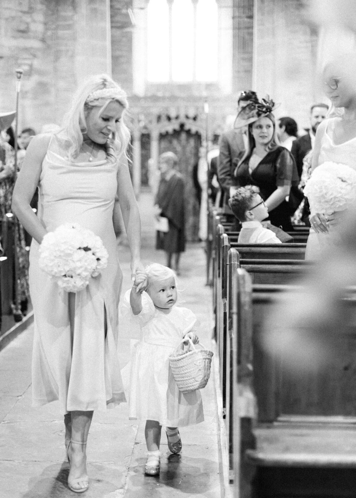 chloe-winstanley-weddings-church-ceremony-cotswolds-flower-girl