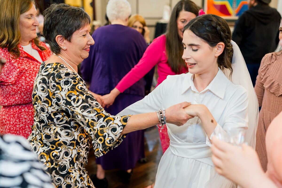 Eliana-Melmed-Photography-Chicago-LosAngeles-Jewish-WeddingPhotographer-CarmiKalman-WomensDancing-00084