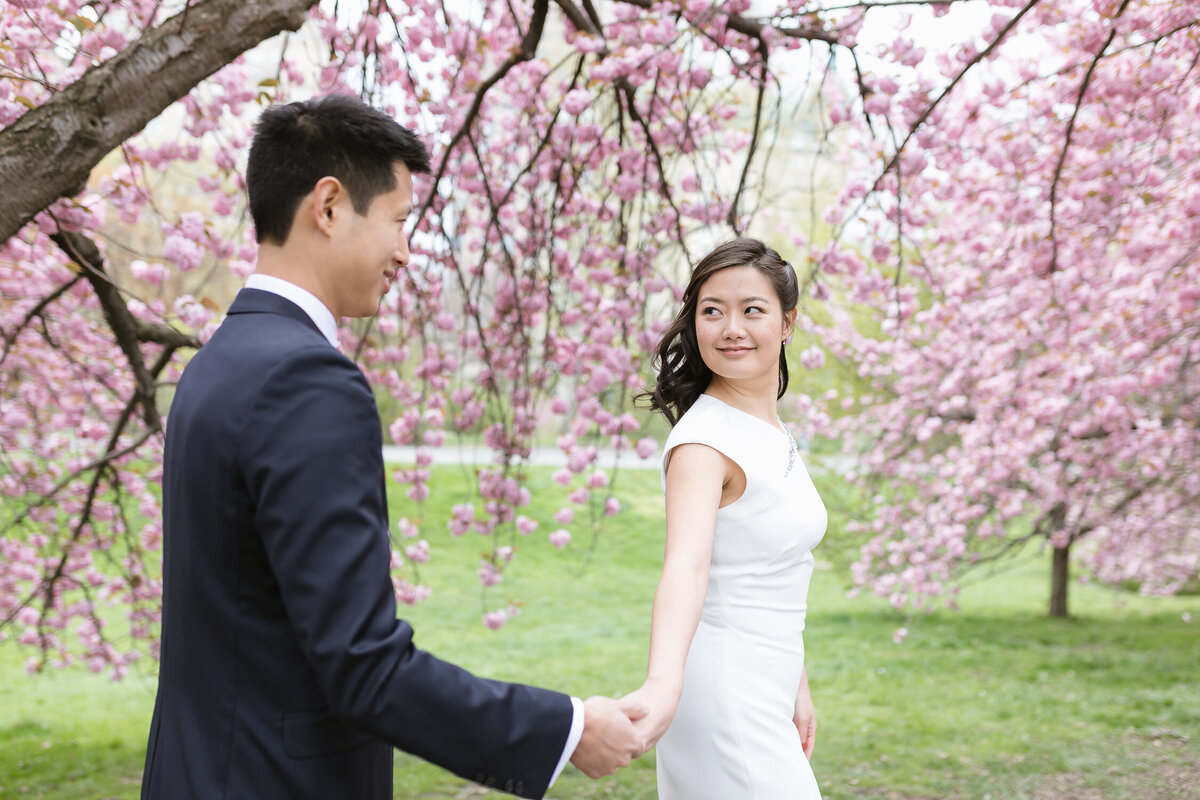 central-park-cherry-blossoms-engagement-photos-11