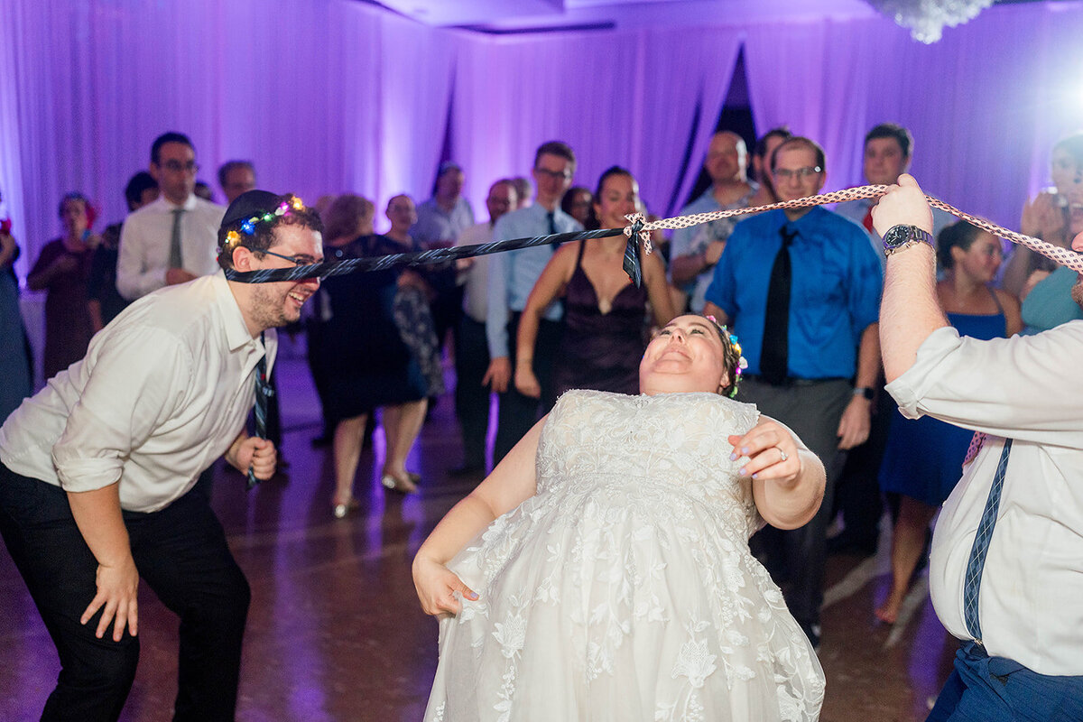 Eliana-Melmed-Photography-Chicago-LosAngeles-Jewish-WeddingPhotography-ElianaSklar-DanceFloor-00186