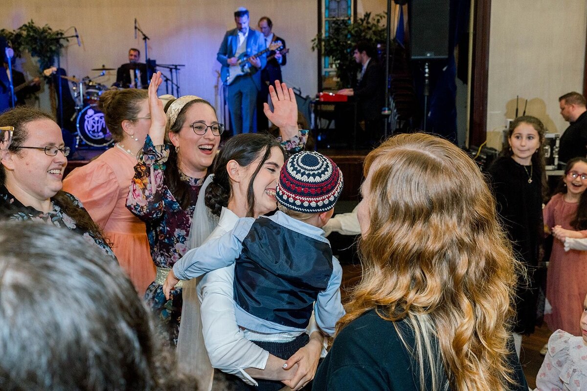 Eliana-Melmed-Photography-Chicago-LosAngeles-Jewish-WeddingPhotographer-CarmiKalman-WomensDancing-00070