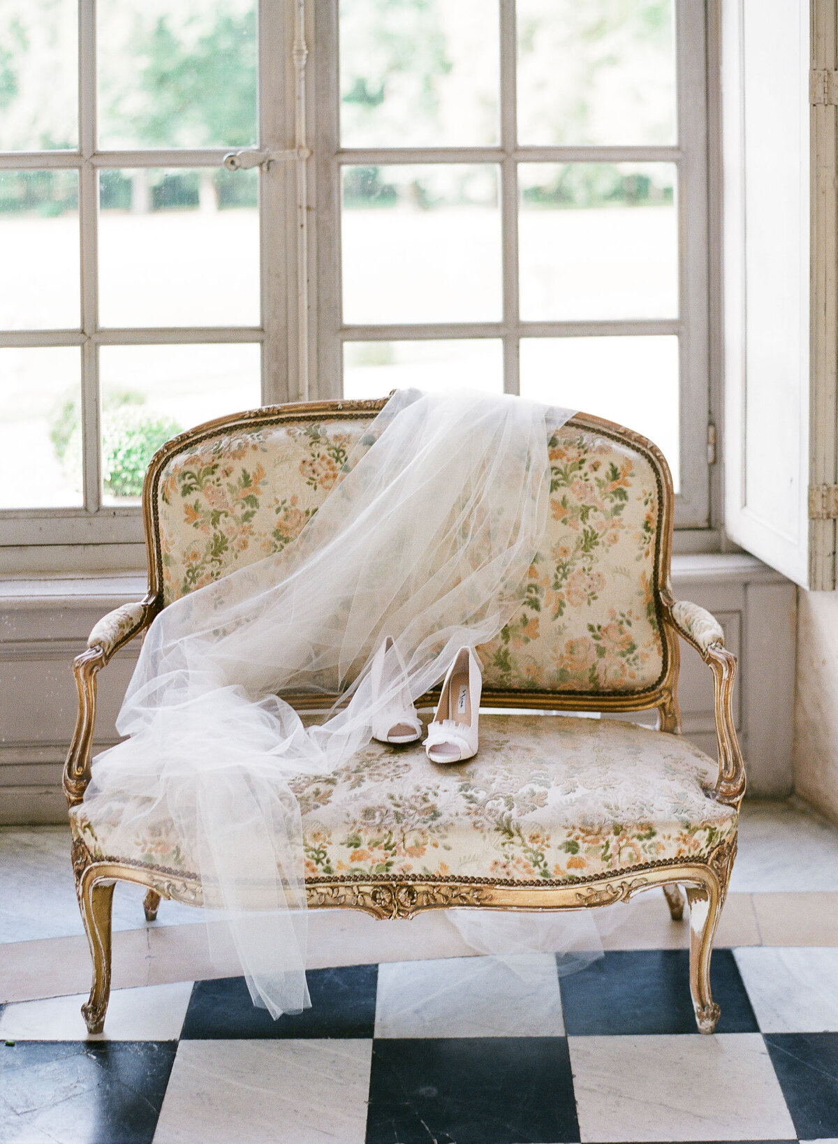 Alexandra-Vonk-wedding-chateau-de-champlatreux-France-18