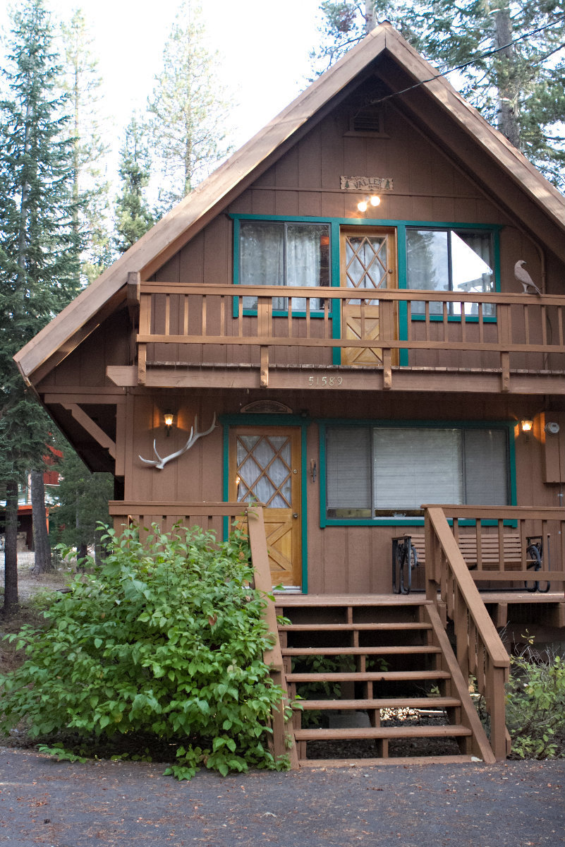 A frame cabin in the Tahoe forest for groomsmen to get ready for wedding