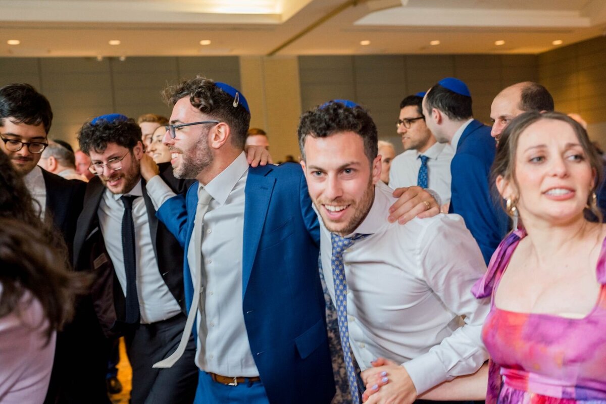 Eliana-Melmed-Photography-Chicago-LosAngeles-Jewish-WeddingPhotography-ShulaNoah-Simcha-Dancing-00139