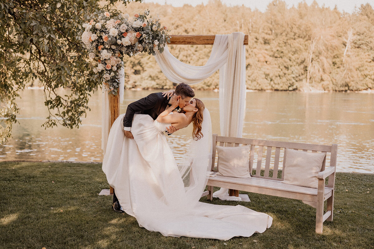 Stories by Jane_Hochzeitsfotograf_Hochzeitsfotos Schweiz_Hochzeitsshooting_natürliche Hochzeitsfotos_Professionelle Hochzeitsfotos_Gasthaus Schupfen_Freie Trauung_Septemberhochzeit34