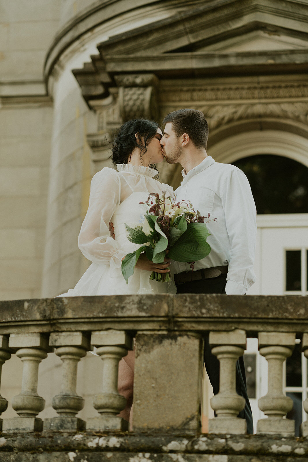 bride-and-groom-kissing-on-the-balcony