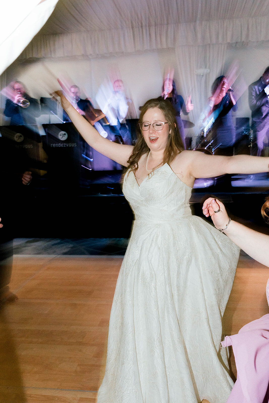 Eliana-Melmed-Photography-Chicago-LosAngeles-Jewish-WeddingPhotography-Dancefloor-00076