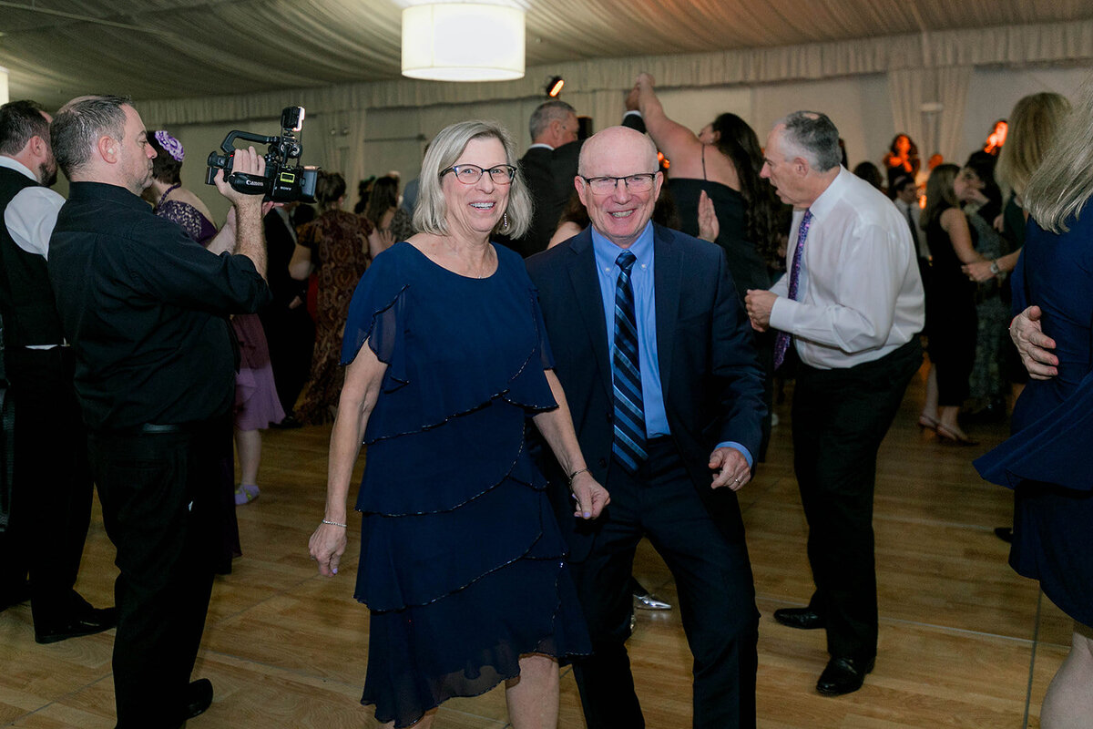 Eliana-Melmed-Photography-Chicago-LosAngeles-Jewish-WeddingPhotography-Dancefloor-00212