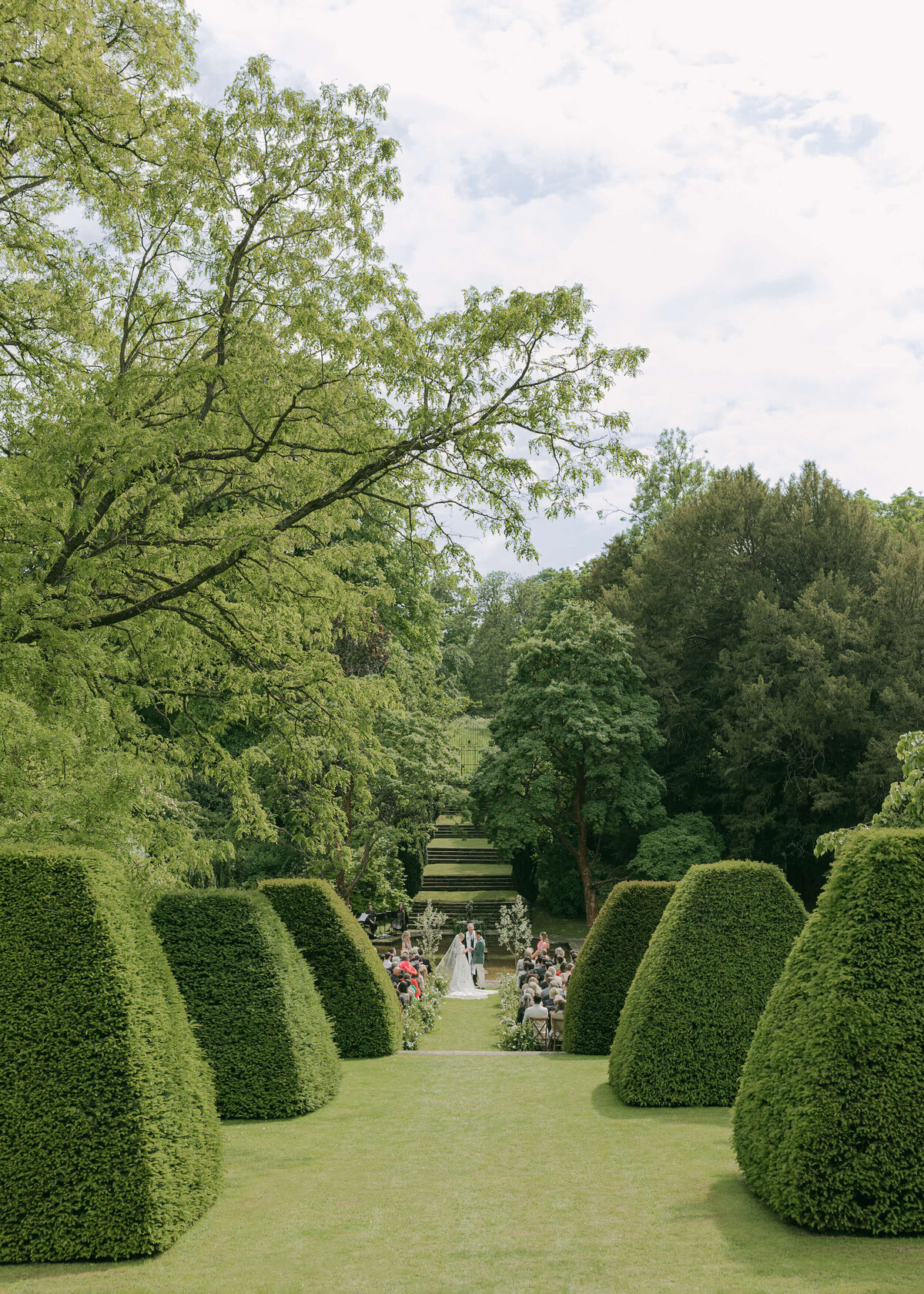 chloe-winstanley-weddings-cotswolds-cornwell-manor-gardens-outdoor-ceremony