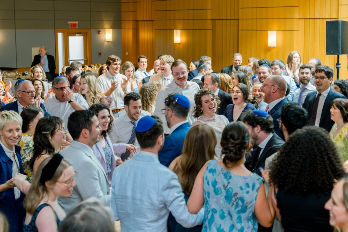 Eliana-Melmed-Photography-Chicago-LosAngeles-Jewish-WeddingPhotography-ShulaNoah-Simcha-Dancing-00090