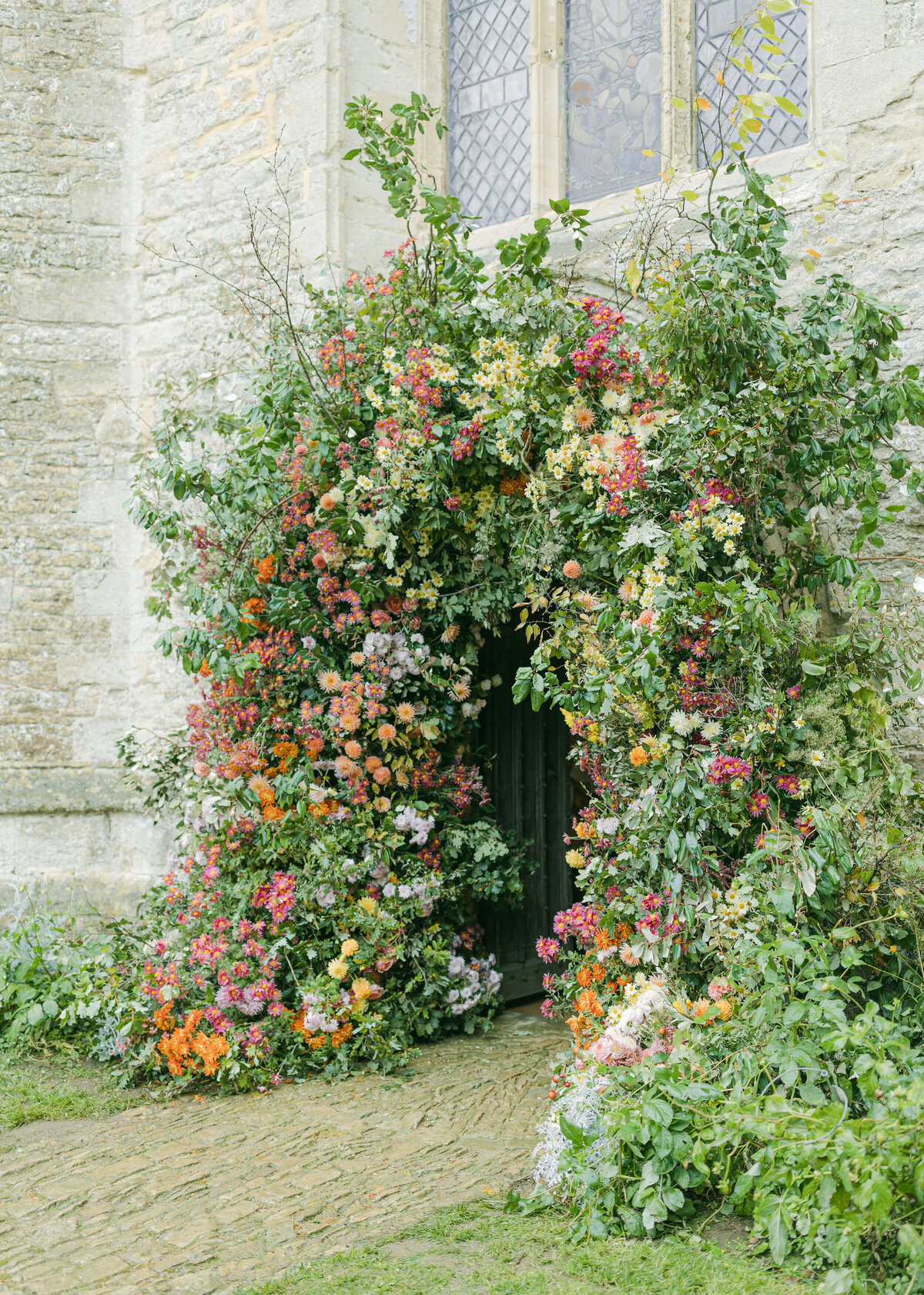chloe-winstanley-wedding-oxford-gsp-autumnal-church-flower-arch