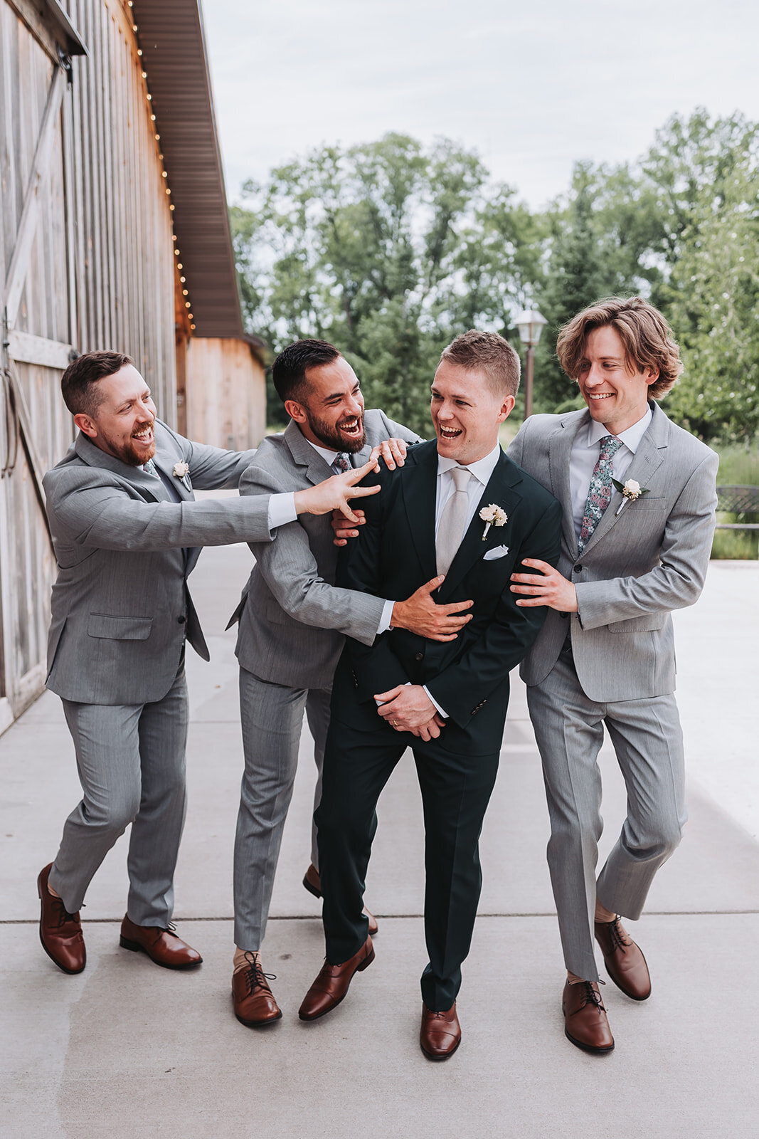 groomsmen-photo-inclusive-groom