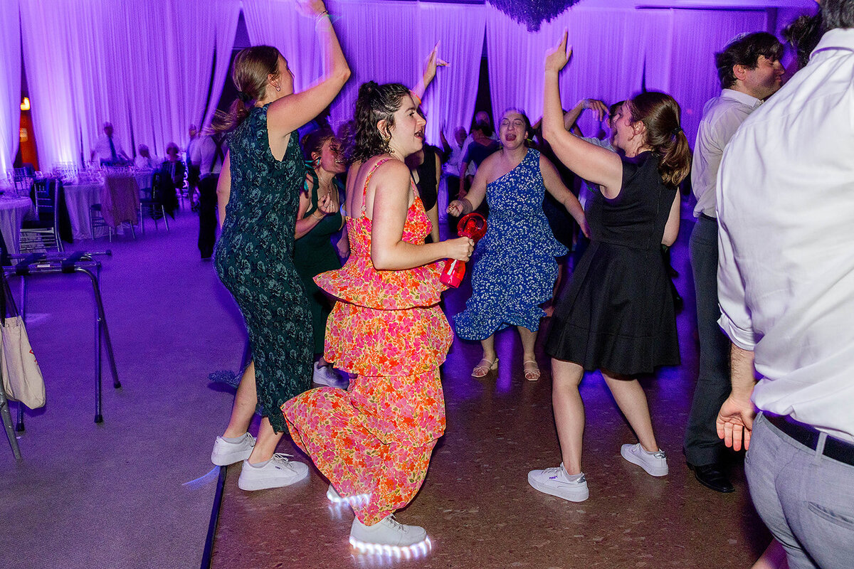 Eliana-Melmed-Photography-Chicago-LosAngeles-Jewish-WeddingPhotography-ElianaSklar-DanceFloor-00321