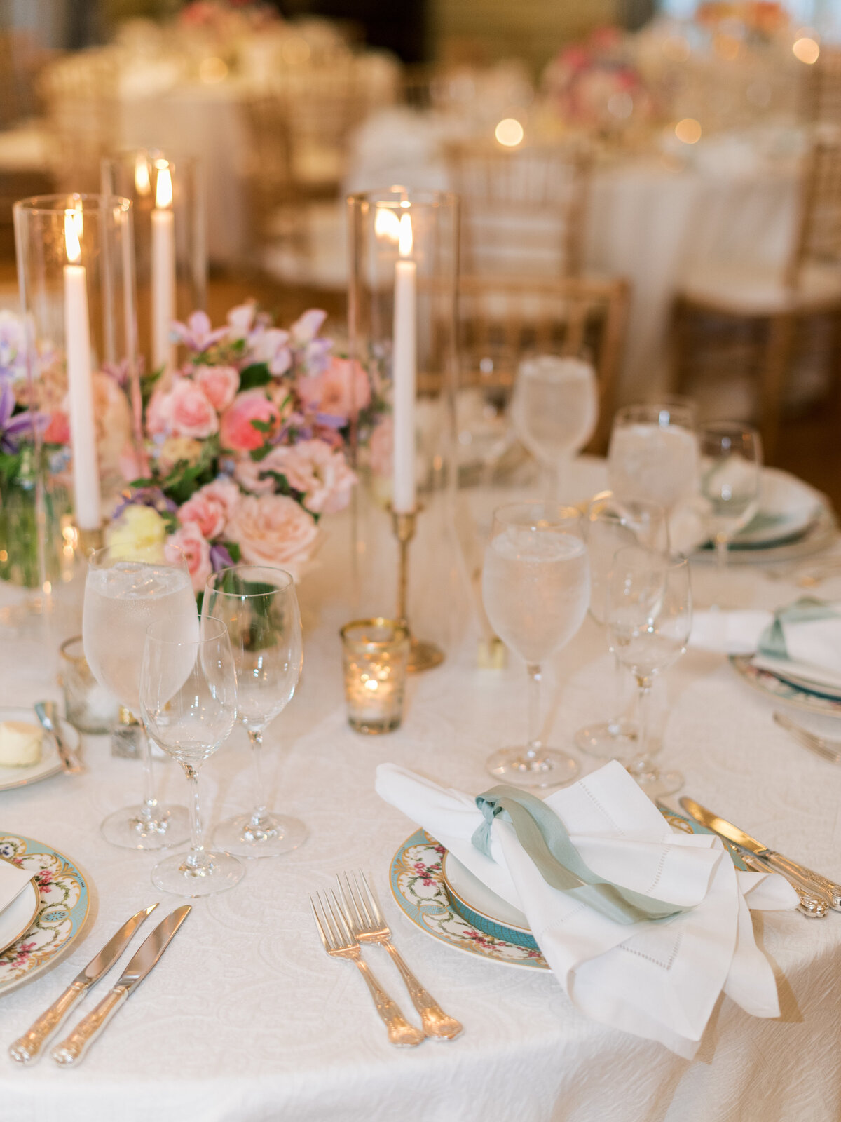 Colorful-Meridian-House-Summer-wedding-brielle-davis-events-dinner-table