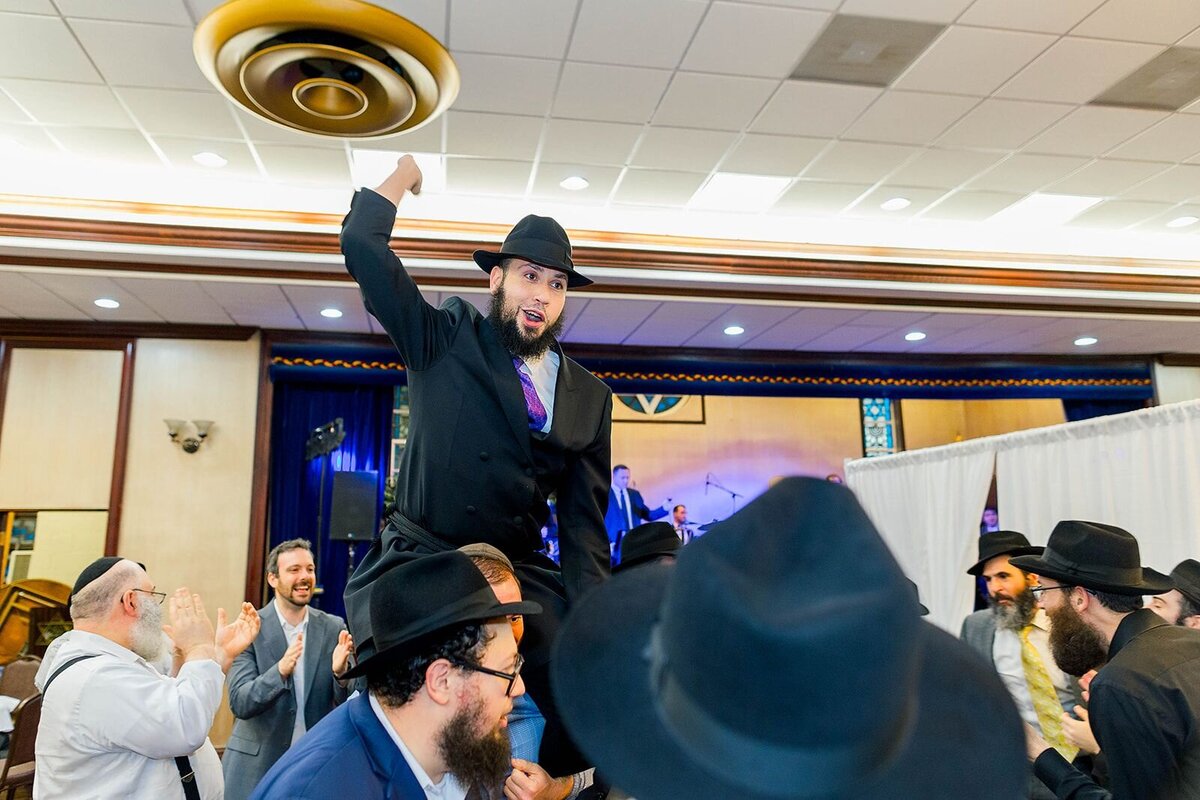 Eliana-Melmed-Photography-Chicago-LosAngeles-Jewish-WeddingPhotographer-CarmiKalman-MensDancing-00004