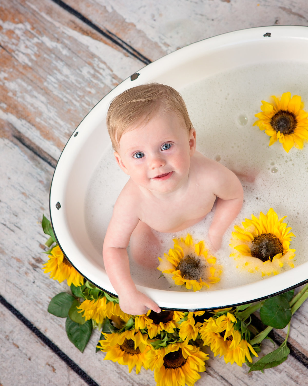 blue-eyed-baby-sitting-in-antique-bubble-bath-sunflowers-5F0A4766