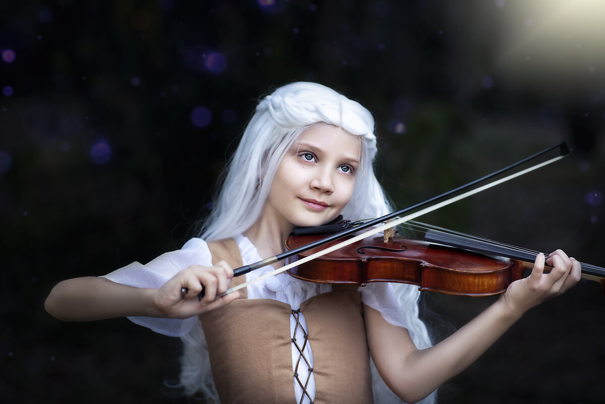 girl plays the violin