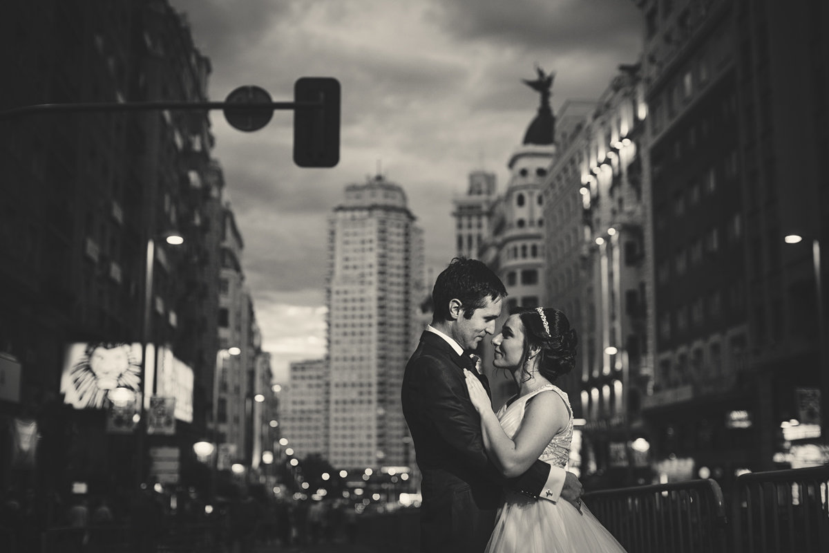 postboda en Madrid, Gran Vía, blanco y negro boda, destination wedding photographer Spain