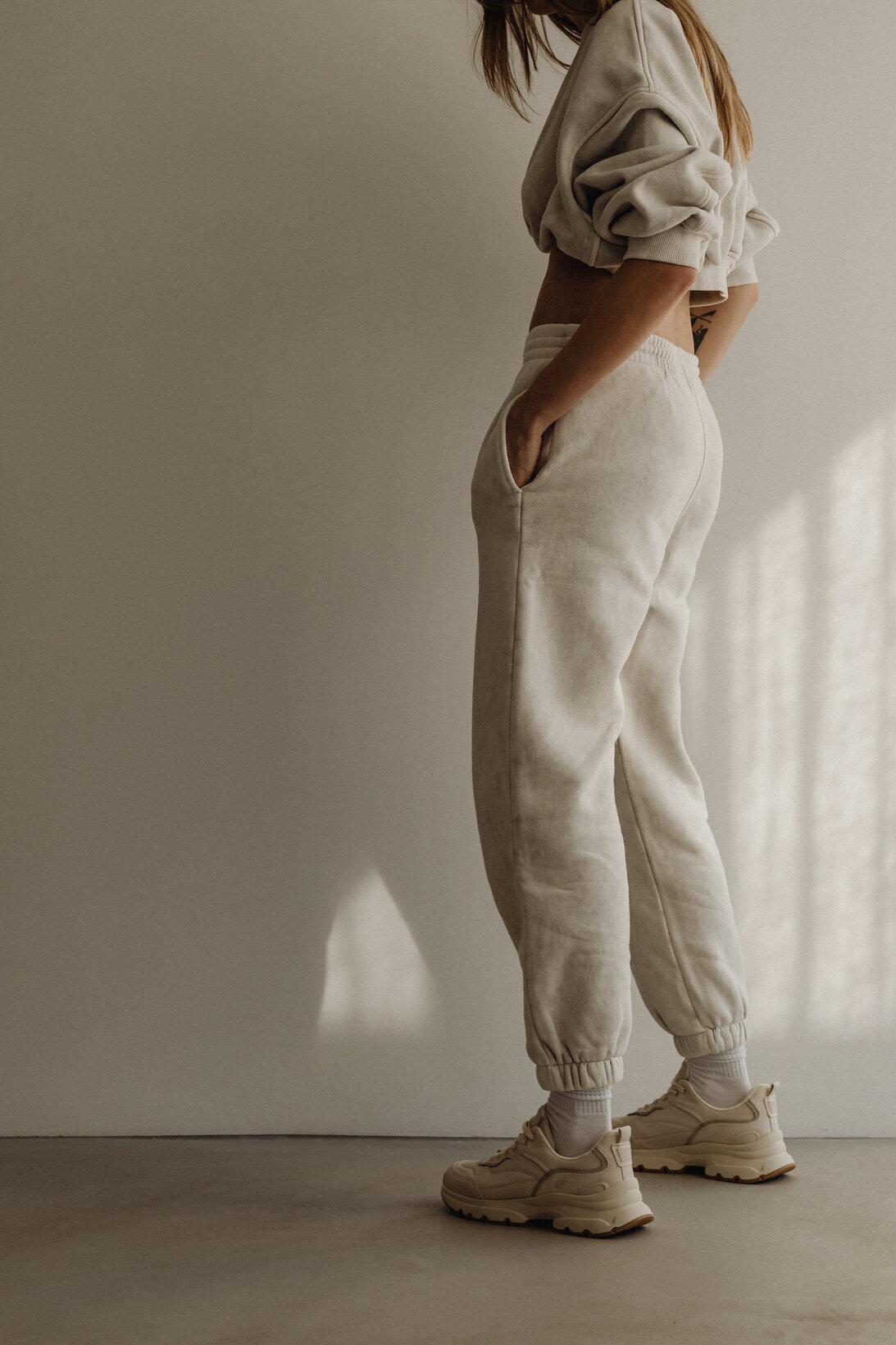 kaboompics_simplistic-sophistication-a-fashion-photoshoot-with-a-stunning-model-in-neutral-minimalist-outfits-30902