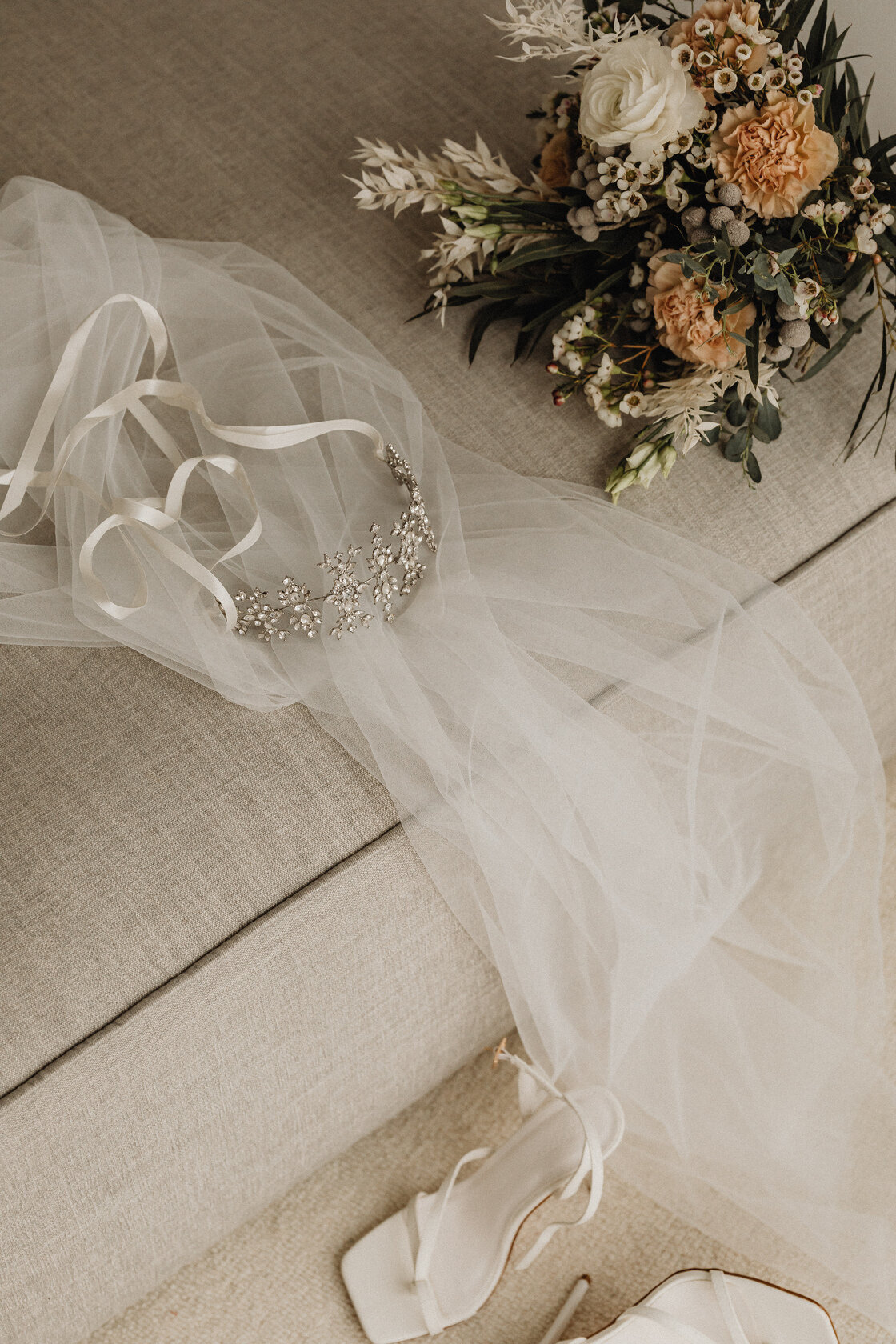 kaboompics_tiara-veil-flowers-31921