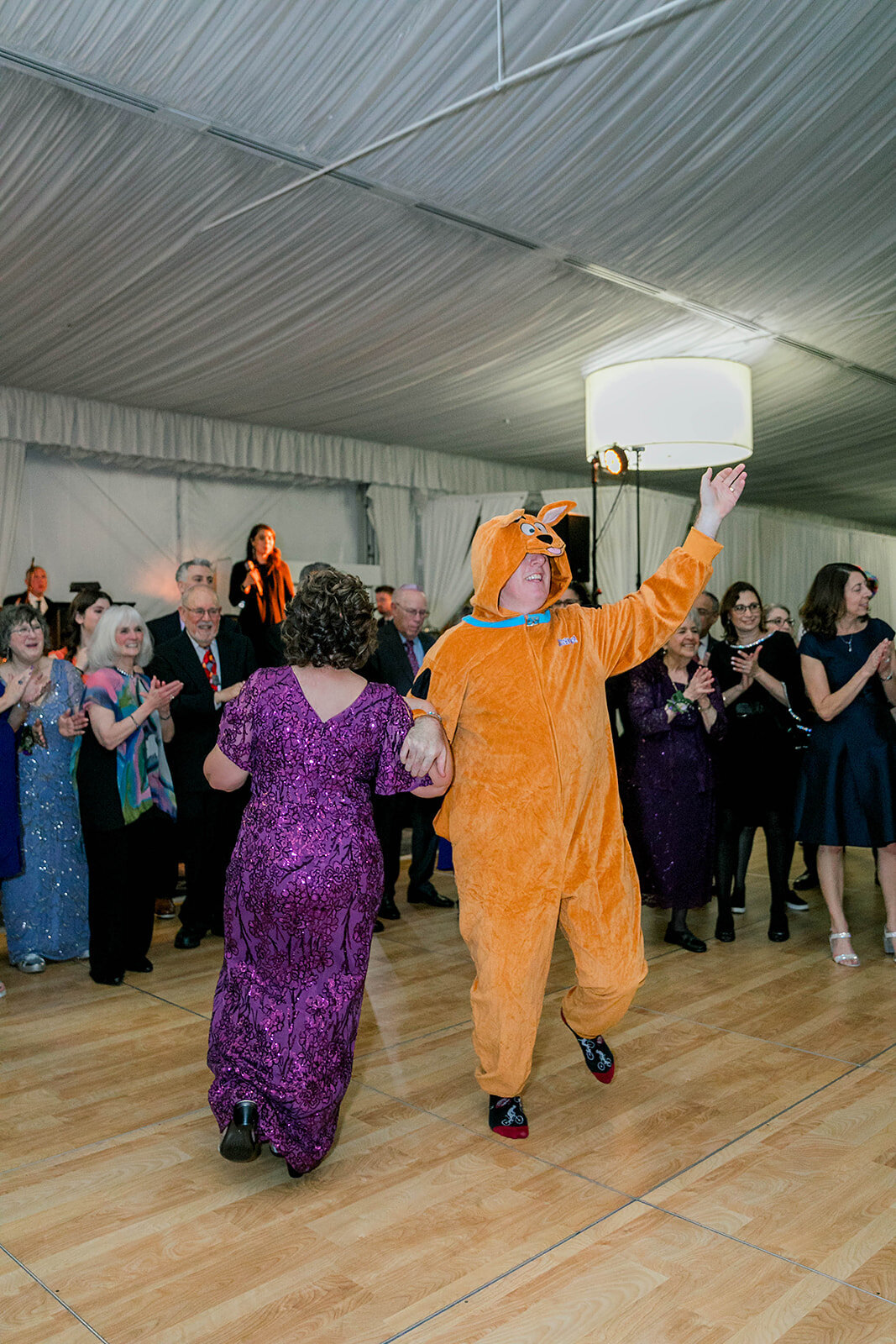 Eliana-Melmed-Photography-Chicago-LosAngeles-Jewish-WeddingPhotography-SimchaDancing-00064