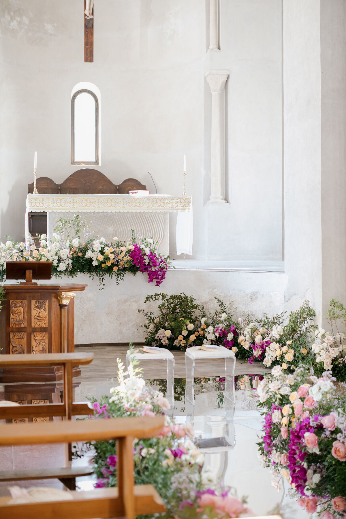 Luxury wedding ceremony: decorations and mirrored aisle
