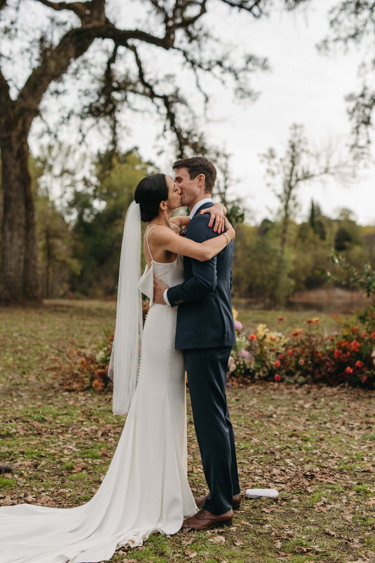 Campovida wedding first kiss