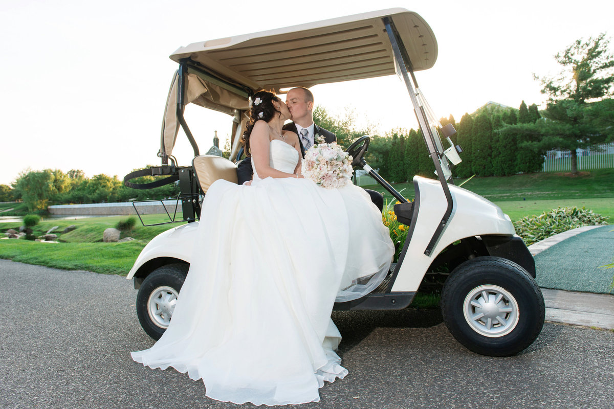bride and groom in golf cart at Willow Creek Golf and Country Club