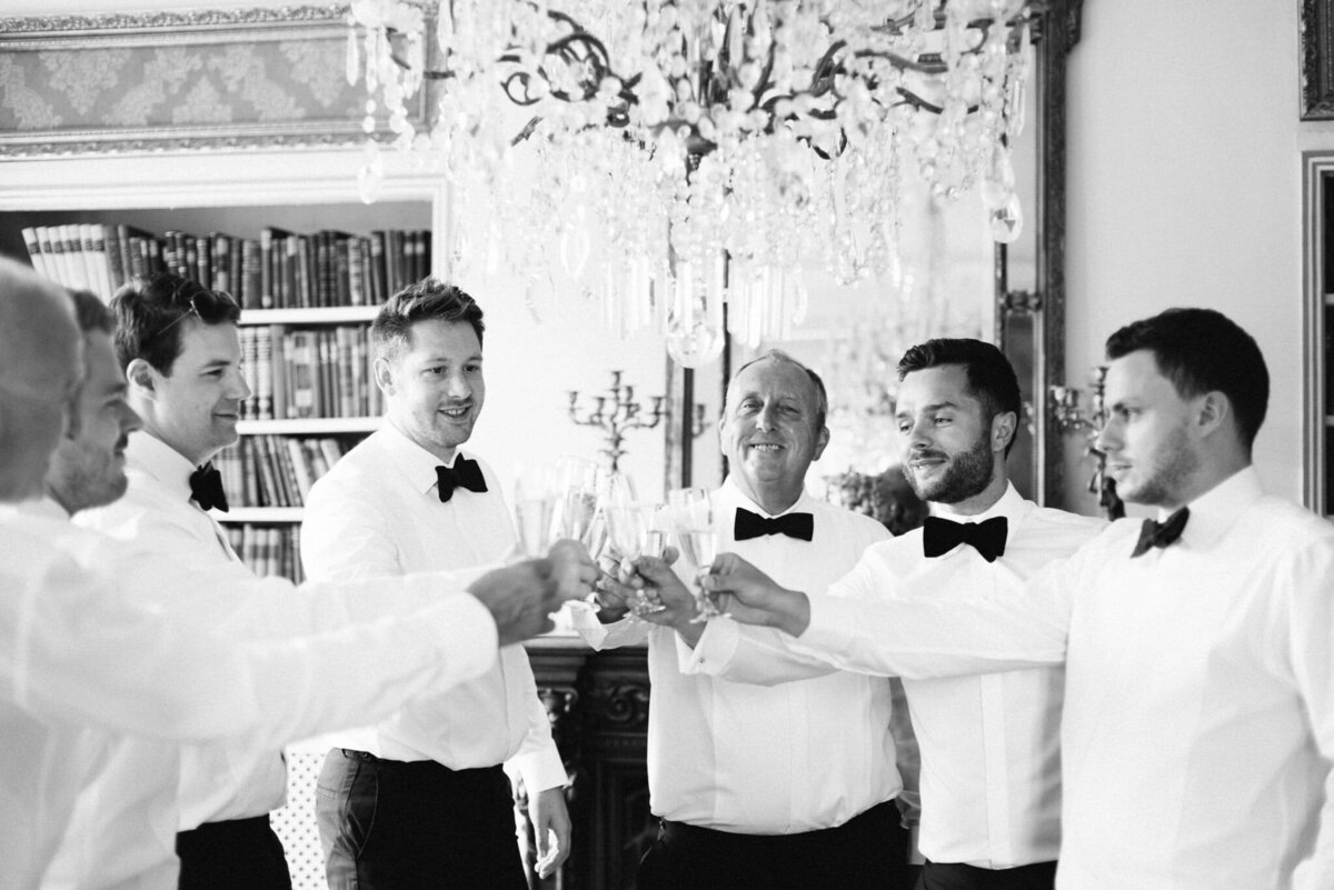 groomsmen-toasting-with-champagne