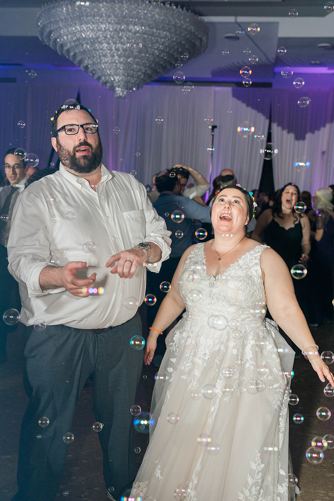 Eliana-Melmed-Photography-Chicago-LosAngeles-Jewish-WeddingPhotography-ElianaSklar-DanceFloor-00304
