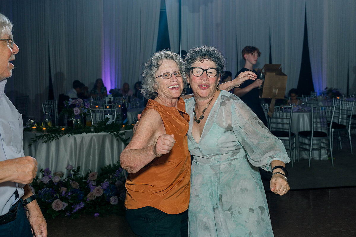 Eliana-Melmed-Photography-Chicago-LosAngeles-Jewish-WeddingPhotography-ElianaSklar-DanceFloor-00337