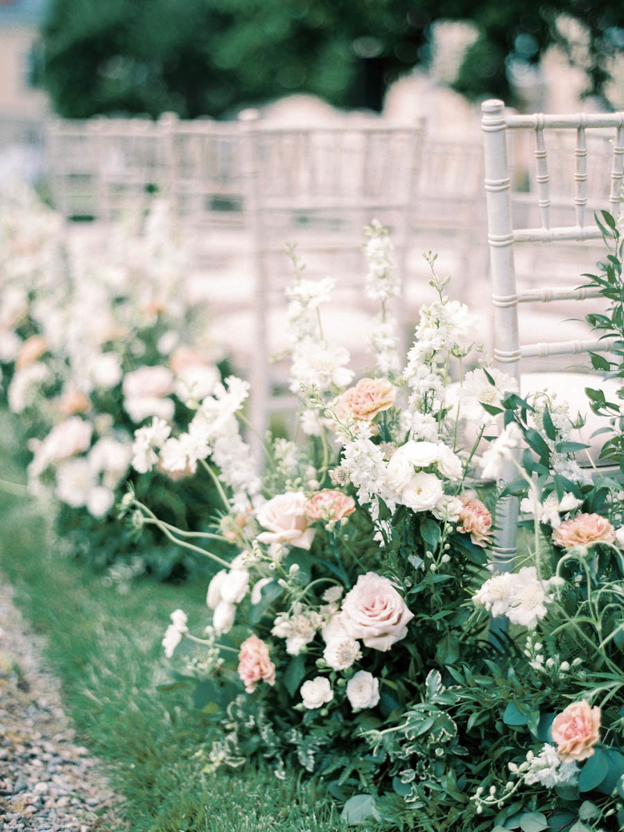 garden inspired aislemarkers with blush and white flowers