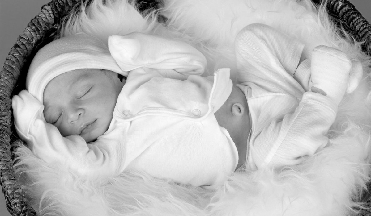 Baby Newborn Black and White Basket and Blanket