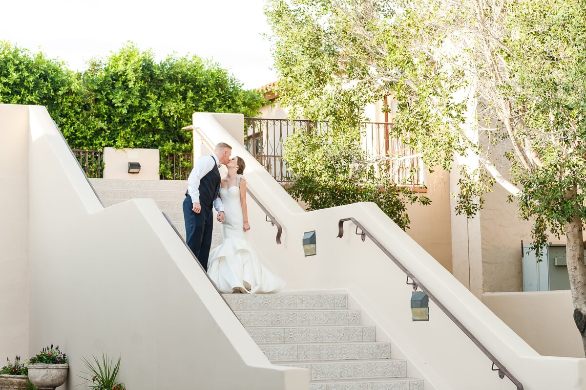 bride-groom-kissing-on-staircase-secret-garden