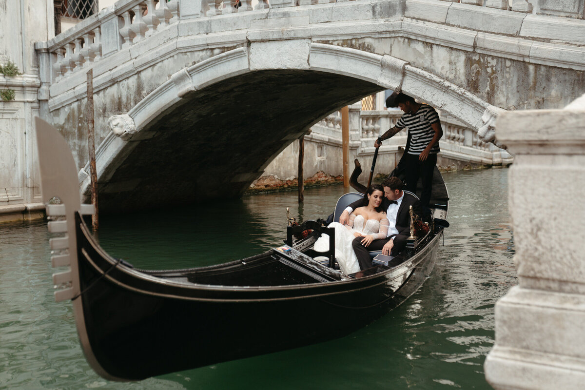 the_chaffins_international_destination_wedding_elopement_photographers_sammie_chaffin_micah_editorial_adventure_photos_travel_venice_italy_26