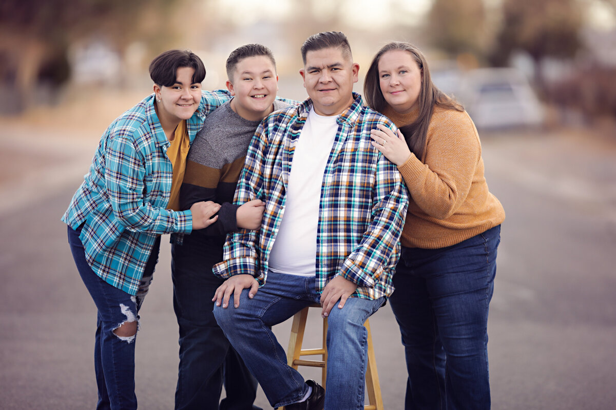Family-Photos-yvonne-min-photography-parents-brother-sister-outside-street-golden-hour-sunset-connection-stool-thornton-east-lake-broomfield-north-denver-erie-westminster-canon-session-images-kids-arvada-boulder-portraits-sunlight-parents-siblings-67