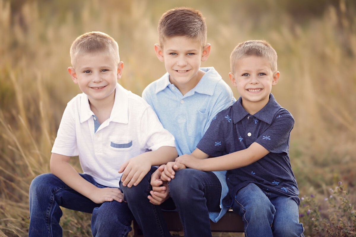 Family-Photos-yvonne-min-photography-parents-boys-brother-holding-hands-outside-field-golden-hour-sunset-connection-brothers-little-thornton-lake-broomfield-north-denver-erie-westminster-canon-session-love-arvada-boulder-grass-sunlight-siblings-47