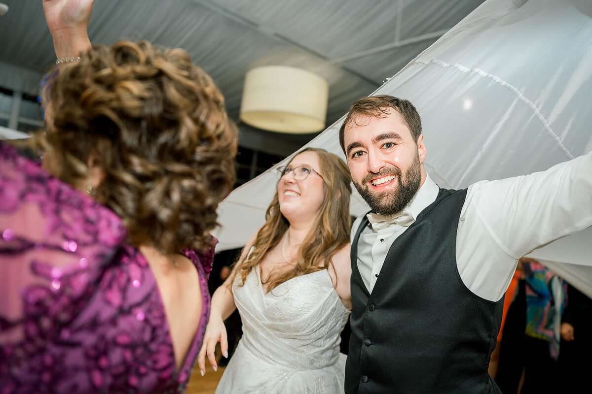 Eliana-Melmed-Photography-Chicago-LosAngeles-Jewish-WeddingPhotography-SimchaDancing-00012