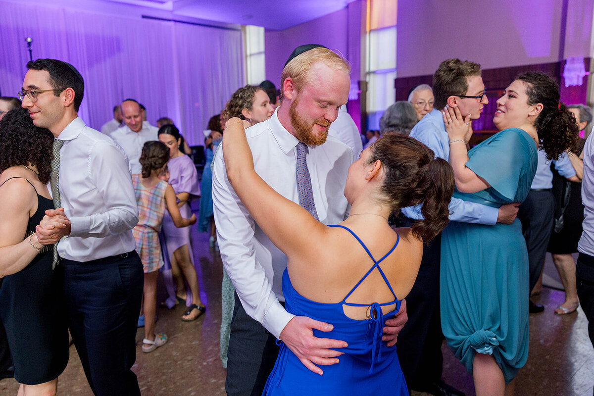 Eliana-Melmed-Photography-Chicago-LosAngeles-Jewish-WeddingPhotography-ElianaSklar-DanceFloor-00095