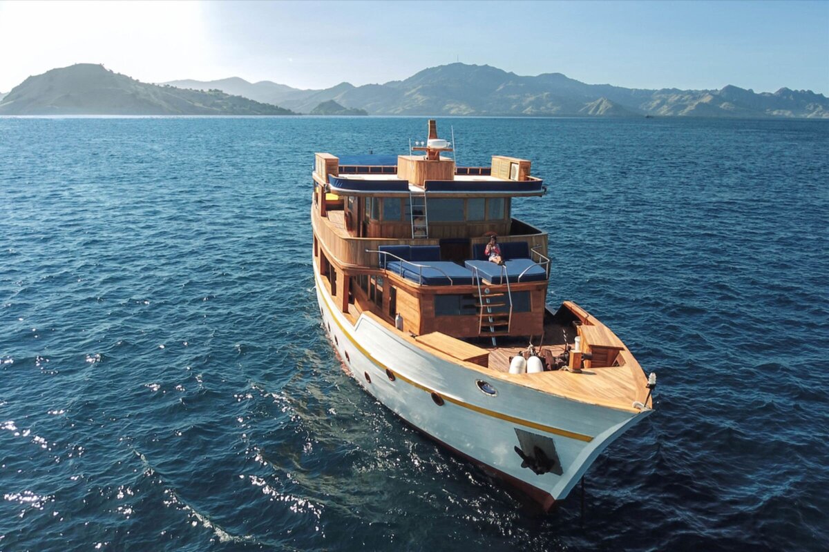 Magia II Luxury Yacht Charter Komodo Magia-II-luxury-yacht-charter-indonesia-4