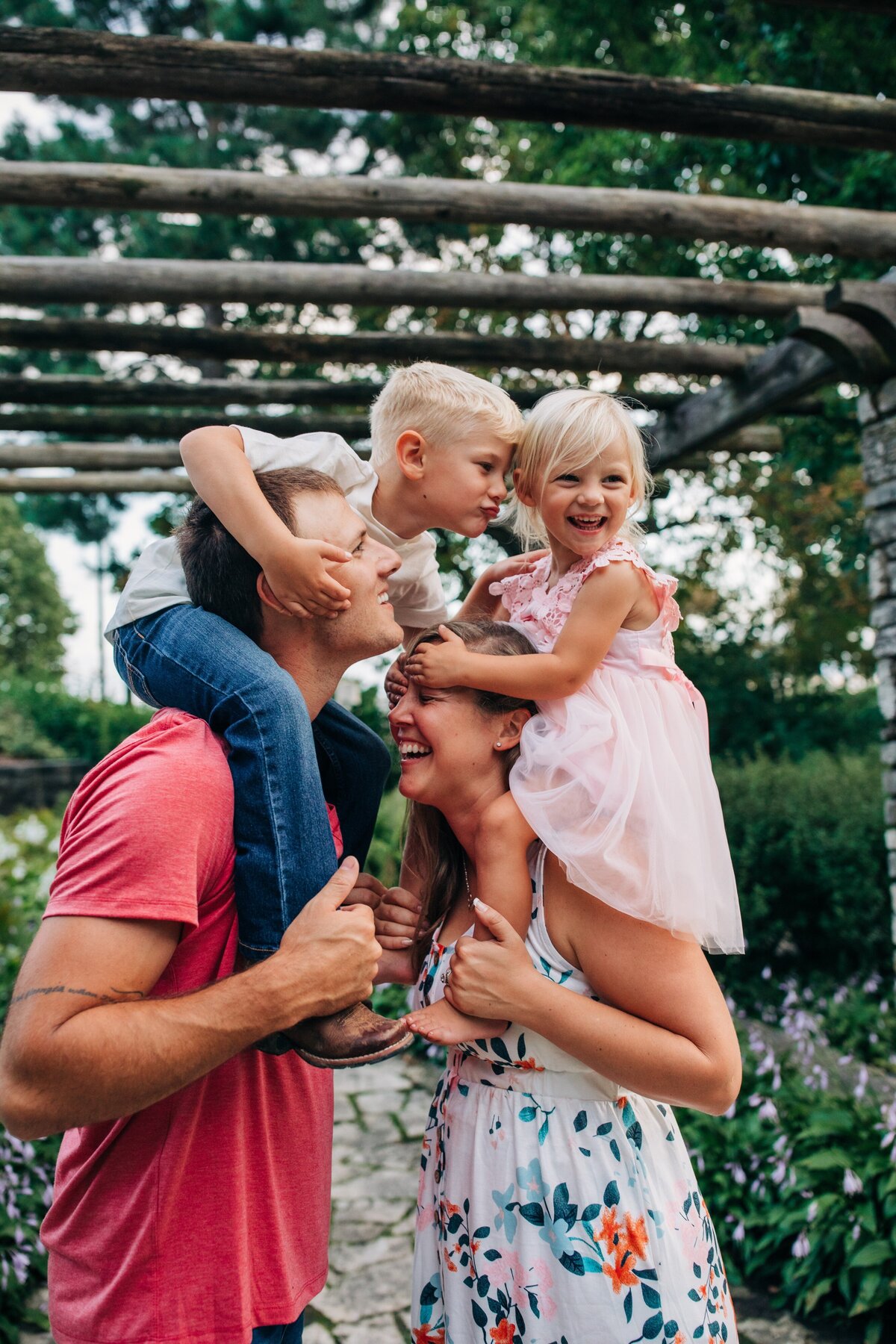 Family-Photos-in-Waukesha-at-Frame-Park5