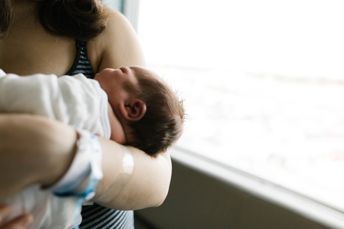 Elle Baker Photography captures mother minutes after she gives birth